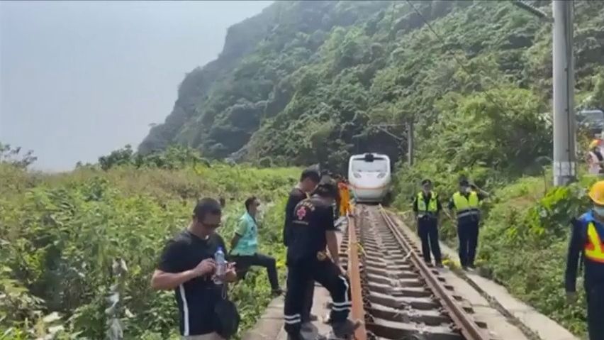 Video: Desítky mrtvých i raněných. Obří vlakové neštěstí zasáhlo Tchaj-wan